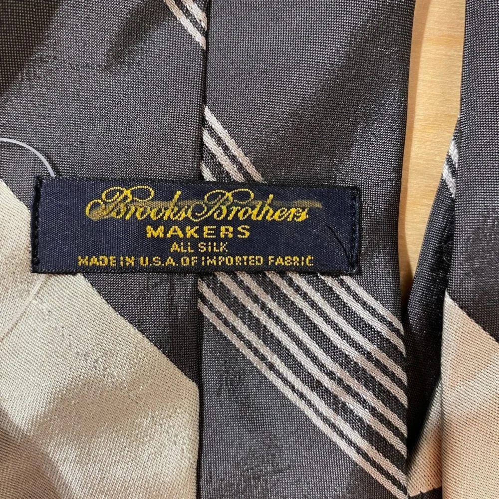 Brooks Brothers Elegant Black and Cream Striped Tie (OO)